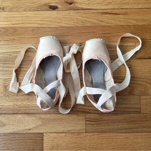 Suffolk Sheffield Pointe Shoes with darning